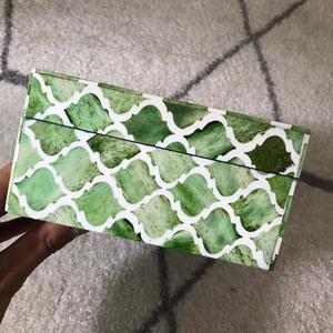 Caja de almacenamiento de joyería con incrustaciones de hueso verde teñido hecho a mano, organizador decorativo de resina y MDF para accesorios y recuerdos - Product Image 3