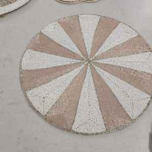 Camino de mesa floral con cuentas Diseño único de flores rosas y verdes Mantel individual bordado hecho a mano para bebidas Tapete de mesa con cuentas artesanales - Product Image 2