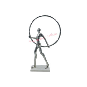 CASABLANCA Escultura Aluminio Niquelado Plata antigua acabado Con estructura de superficie hombre con anillo en las manos en la base - Product Image 1