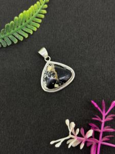 Colgante de Boda Clásico de Lujo Hecho a Mano, Personalizable, Natural e Impresionante, de Plata de Ley con Turquesa Búfalo en Forma de Trillón - Product Image 4