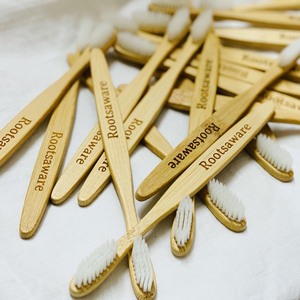 แปรงสีฟันไม้ไผ่ออกแบบโลโก้เองสำหรับของขวัญธุรกิจจำนวนมาก - Product Image 1