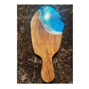 Tabla de cortar de madera hecha a mano inspirada en las olas del mar, duradera, fácil de limpiar, perfecta para servir con estilo, creatividad culinaria - Product Image 1