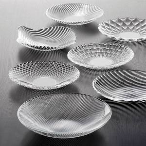Plato transparente mínimo elaborado con vidrio resistente para una apariencia elegante discreta en mesas de comedor modernas - Product Image 4
