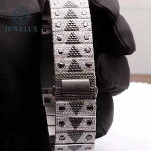 Montre élégante à quartz noir et blanc glacé, bracelet en acier inoxydable de style mécanique de luxe avec cadran en diamant moissanite - Product Image 2