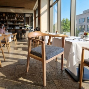 Chaises de restaurant modernes avec structure en teck massif, finition lisse, chaise de salle à manger avec mousse et tissu doux pour villa et école - Product Image 1