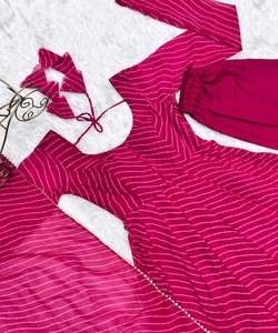 Superbe robe de mariée Kanchipuram avec broderie Zari opulente et impression florale vibrante tenue de réception Top en filet Sharara - Product Image 2