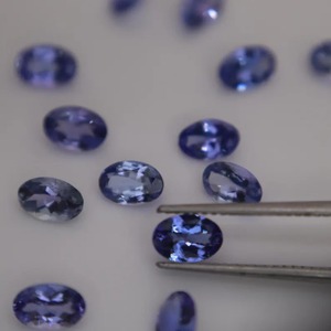 พลอยแทนซาไนต์ธรรมชาติ 100% รูปไข่ขนาด 6x4 มม. เจียระไนเหลี่ยม สีน้ำเงิน รับรองโดยบุคคลที่สาม น้ำหนัก 0.4-0.8 กะรัต เครื่องประดับสีรุ้งเมื่อโดนความร้อน - Product Image 5
