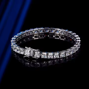 Bracelet de tennis Moisaanite élégant et abordable Longueur de 4.50mm avec des diamants éthiques étincelants conçus pour l'élégance quotidienne - Product Image 1