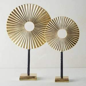 Sculpture en métal décorative de table moderne avec forme abstraite idéale pour les intérieurs contemporains et les présentoirs de table élégants à la maison - Product Image 3