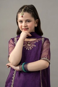 Lehenga Choli de Diseño para Niñas con Corpiño de Terciopelo y Falda de Tul con Apliques de Acrílico para Eid, Bodas, Fiestas y Eventos Formales - Product Image 2