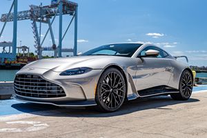 สภาพดีเยี่ยม รถมือสองปี 2023 Aston Martin V12 Vantage Coupe วิ่ง 900 ไมล์ - Product Image 2