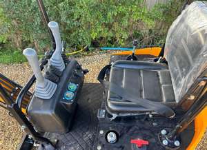 LIVRAISON GRATUITE Mini-excavatrice JPC H12 12 CV avec cabine ouverte, lame de bulldozer avant, bras oscillant, homologuée EPA CE, pouce hydraulique auxiliaire - Product Image 2