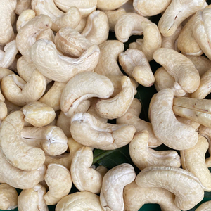 Anacardos Secos de Alta Calidad Estándar ISO W240, Frutos Secos Crudos, 24 Meses de Duración, Origen Vietnam Santigo - Product Image 1