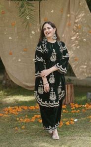 HERMOSO DESGASTE PAKISTANI PARA ESTA TEMPORADA DE INVIERNO HACE UNA FUNCIÓN DE UR ADORABLE DESARROLLE UN TOP DE TRABAJO CON BORDADO DE CORDÓN DE TERCIOPELO CON PANTALÓN - Product Image 3