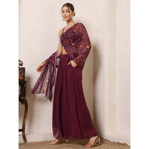 Conjunto coordinado indo-occidental para mujer, de tela de gasa, con estampado Bandhani color vino, top corto con dupatta adjunto y sharara con paneles. - Product Image 3