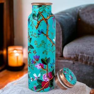 Bouteille d'eau en bois peinte à la main à motif floral turquoise - Design moderne et durable pour la maison, le bureau et l'école - Product Image 1