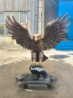 Sculpture d'aigle en marbre blanc, produit de décoration de jardin moderne pour extérieur, maison, jardin, parc urbain, sculpture animale naturelle en pierre.