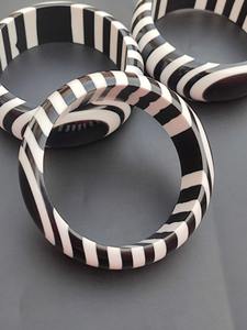 Brazalete de resina de madera de varios colores para mujeres y niñas para diferentes tamaños calientes y gran oferta pulida de la India - Product Image 6