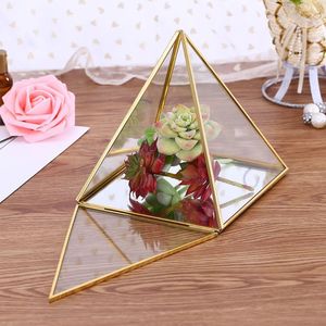 Mini Terrario de cristal de escritorio hecho a mano de alta calidad, marco de Metal con forma triangular, portavelas geométrico para plantas, acabado personalizado - Product Image 6