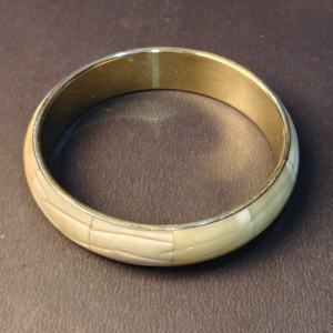 Bracelet de style vintage en laiton avec doublure intérieure, motif de feuille gravé foncé, incrustation de style osseux sculpté, bijoux ethniques tribaux - Product Image 5