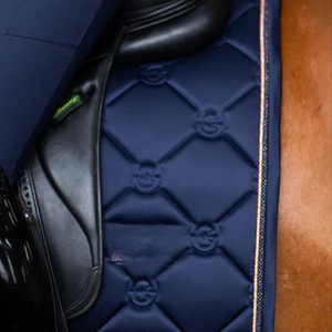 Selle de cheval professionnelle en tissu respirant et doux, confort ergonomique, couture durable, idéale pour le saut d'obstacles et le dressage - Product Image 3