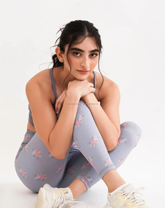 Ensemble de yoga 2 pièces pour femme, taille haute, à bretelles croisées, col carré, couleur unie, respirant, en Spandex/Nylon, longueur genou, motif numérique sur le devant - Product Image 4