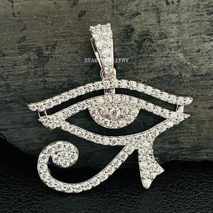 Pendentif en or massif 14 carats avec œil d'horus et diamants. - Product Image 5