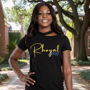 Rhoyal Split Neck Túnica 1922 SGRho Sorority Apparel Mujeres Negro Algodón Elegante Moda Top Greek Life Heritage Casual Wear Tee - Product Image 1