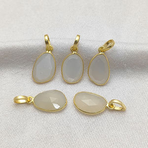 Pendentif de lunette de pierre de lune blanche inégale breloques de lunette de fantaisie breloques de pierre de naissance fournisseur de bijoux en gros - Product Image 1