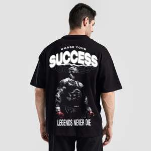 เสื้อยืด Success Chase สีดำสุดเท่ ผลิตจากผ้าเจอร์ซีย์ระบายอากาศได้ดี น้ำหนัก 240 กรัม พิมพ์ลายสกรีน นุ่มสบาย - Product Image 1