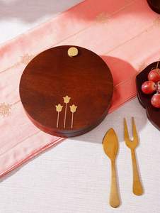 Juego de Tabla de Quesos Redonda de Madera de Lujo, Plato de Servir de Madera Maciza Hecho a Mano con Cuchillo - Product Image 4