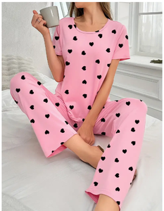 Bas prix Ensemble pyjama imprimé pour femmes Haut à manches courtes et col rond et pantalon à ceinture élastique Vêtements de nuit et vêtements de détente - Product Image 1