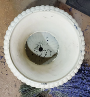 Jardinière d'urne en fonte d'inspiration vintage avec poignées classiques avec des détails élégants pour la décoration de jardin intérieur et extérieur