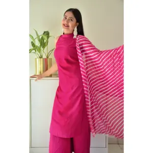 Ensemble de costume en crêpe magenta à col montant pour femmes - Product Image 2