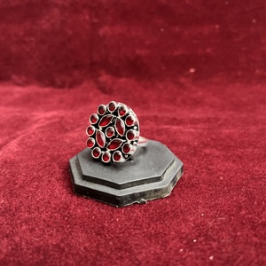 แหวนโมนาลิซ่า ทำจากทองเหลืองชุบเงินออกซิไดซ์ ประดับด้วยหินสีแดง ของขวัญสำหรับเธอ - Product Image 3