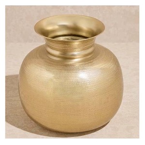 Jarrón de aluminio dorado hecho a mano, acento decorativo único para bodas, festivales e interiores modernos - Product Image 2