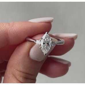Anillo de Compromiso con Tres Diamantes Cultivados en Laboratorio, 2.5 Quilates en Total, Color EF, Claridad VS - Product Image 5
