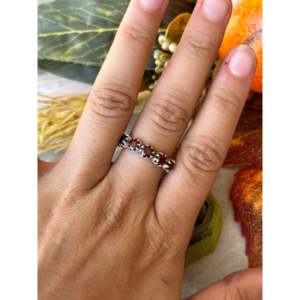 แหวนเงินแท้ชุบโรเดียมทำมือจากเซาท์เวสต์ ประดับด้วยโทแพซสีแดงทรงวงรี - Product Image 2