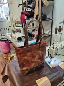 Bolso de mano Artisan Heritage de cuero de grano completo con aspecto clásico y acabado pulido - Product Image 4