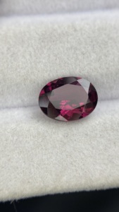 พลอยโรโดไลต์การ์เนตธรรมชาติทรงรีขนาด 9x7 มม. คุณภาพสีเยี่ยม น้ำหนัก 1.86 กะรัต สะอาดตา ได้รับการรับรอง - Product Image 3