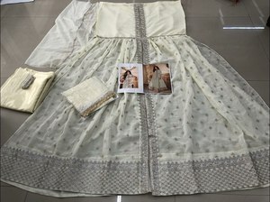 Robe longue en tissu georgette brodé à la main confort personnalisé motif unique avec point Dupatta pour fête et mariage spécial - Product Image 2