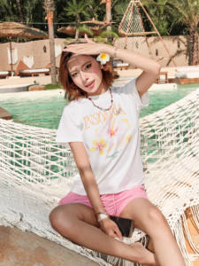 เสื้อยืดผู้หญิงทรงสลิมฟิต ผ้าฝ้าย 100% ระบายอากาศได้ดี ความยาวสั้น เป็นมิตรกับสิ่งแวดล้อม คอกลม พิมพ์ลายซิลค์สกรีน น้ำหนัก 240 กรัม รุ่น Summer Bloom - Product Image 2