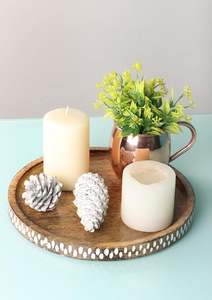 Bandeja redonda de madera para servir, hecha a mano con madera natural, con borde decorativo con puntos blancos, perfecta para la decoración del hogar. - Product Image 6