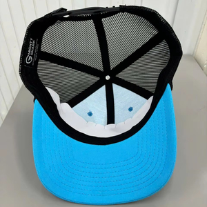 Casquettes de camionneur bleues avec logo personnalisé en relief sur patch en cuir noir, casquettes de camionneur ajustables pour activités de plein air, fabriquées au Vietnam - Product Image 3