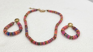 Conjunto de Collar y Aretes de Cuentas de Hueso Multicolores Hechos a Mano - Joyería Étnica Conifer Handmades - Product Image 3