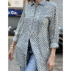 Camisa con efecto espejo en índigo y marfil, dibujada a mano, de tela popelina vintage, con métodos de estampado únicos - Product Image 4