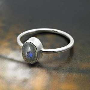 Bague en argent plaqué 925 de style bohème en gros, bague élégante en pierre de labradorite de forme ovale pour les mariages, les fiançailles et les fêtes - Product Image 1