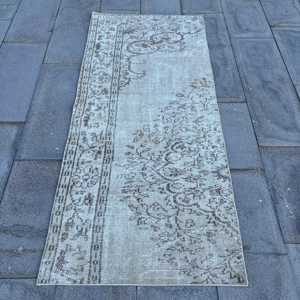 Tapis vintage, tapis d'appoint 2,6x6 pieds, tapis gris à motifs de plantes et d'arbres - Product Image 1