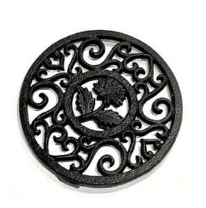 Salvamanteles de metal negro con vid giratoria adornada y recorte central de hoja para protección de mesa de cocina disponible a precios al por mayor - Product Image 1