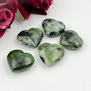 Top qualité vente en gros Lot meilleure vente pierres précieuses naturelles Chrome Diopside pierre en forme de cœur cristal de guérison décoration de la maison cadeau - Product Image 5